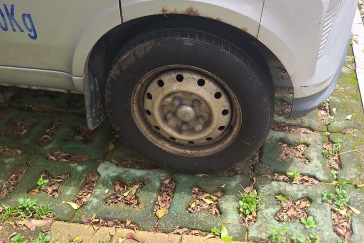 Used Wuling EV50 2020 Pure Electric Van Logistics Vehicle – Penghui Non-Heated Battery Right Front Wheel Hub