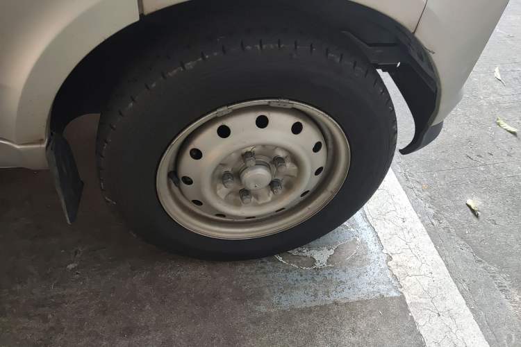 Used Wuling EV50 2020 Pure Electric Van Logistics Vehicle – Penghui Non-Heated Battery Right Front Wheel Hub