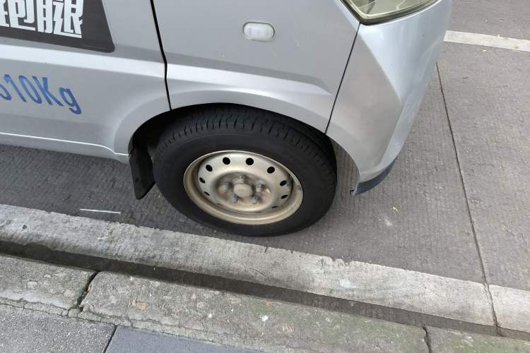 Used Wuling EV50 2020 Pure Electric Van Logistics Vehicle – Penghui Non-Heated Battery Right Front Wheel Hub