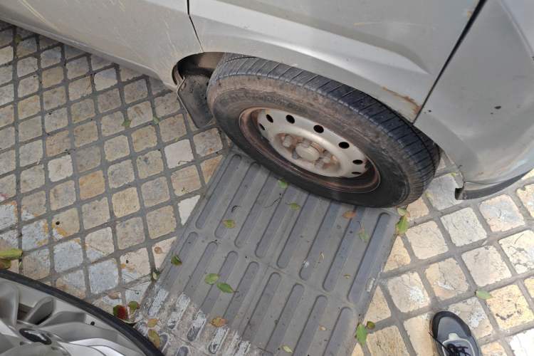 Used Wuling EV50 2020 Pure Electric Van Logistics Vehicle – Penghui Non-Heated Battery Right Front Wheel Hub