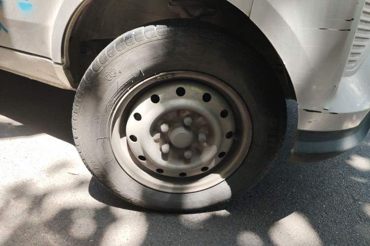 Used Wuling EV50 2020 Pure Electric Van Logistics Vehicle – Penghui Non-Heated Battery Right Front Wheel Hub