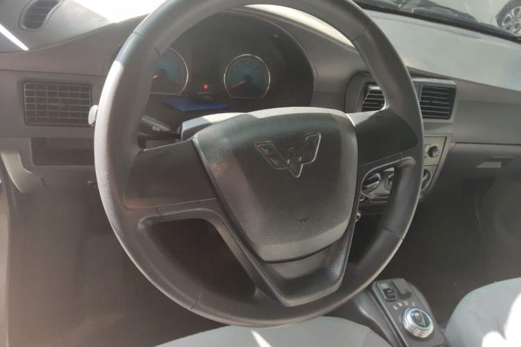 Used Wuling EV50 2020 Pure Electric Van Logistics Vehicle – Penghui Non-Heated Battery Steering Wheel