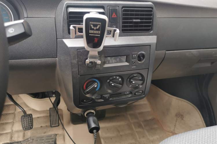 Used Wuling EV50 2021 Van Logistics Vehicle Lishen 41.6kWh Tongyu Electric Control System Audio And AC Panel