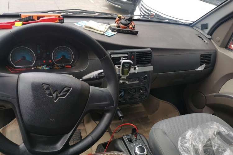 Used Wuling EV50 2021 Van Logistics Vehicle Lishen 41.6kWh Tongyu Electric Control System Center Console
