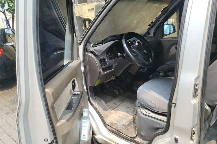 Used Wuling EV50 2021 Van Logistics Vehicle Lishen 41.6 kWh Electric Control System Driver Seat