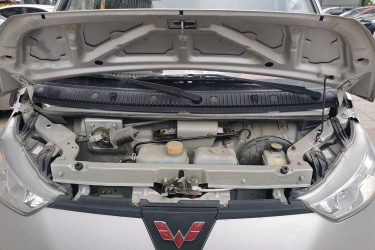 Used Wuling EV50 2021 Van Logistics Vehicle Lishen 41.6kWh Tongyu Electric Control System Engine Bay