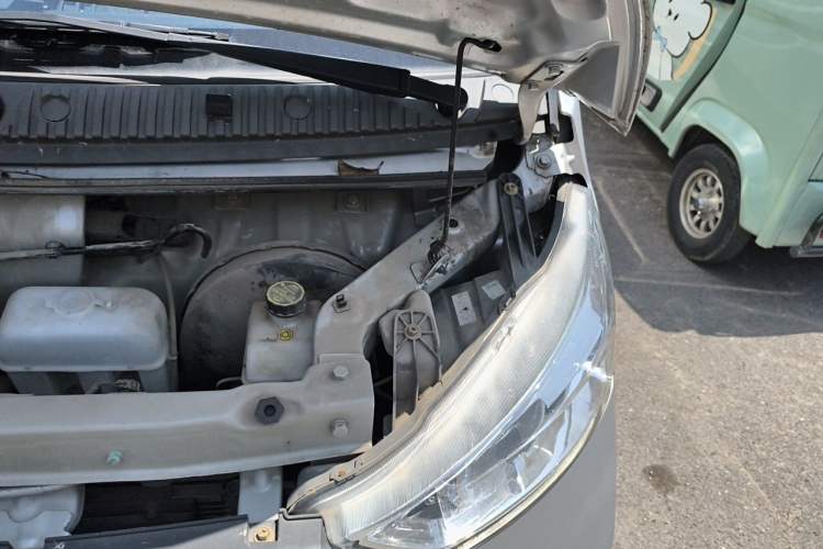 Used Wuling EV50 2021 Van Logistics Vehicle Lishen 41.6kWh Tongyu Electric Control System Engine Bay Left