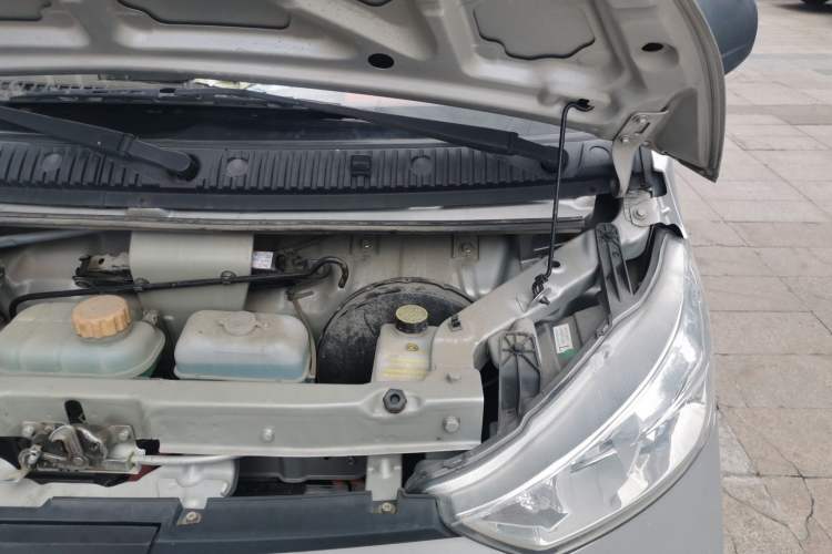 Used Wuling EV50 2021 Van Logistics Vehicle Lishen 41.6kWh Tongyu Electric Control System Engine Bay Left