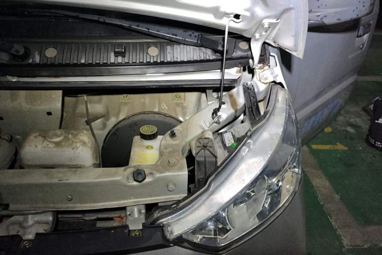 Used Wuling EV50 2021 Van Logistics Vehicle Lishen 41.6kWh Tongyu Electric Control System Engine Bay Left