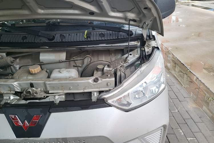 Used Wuling EV50 2021 Van Logistics Vehicle Lishen 41.6 kWh Electric Control System Engine Bay Left