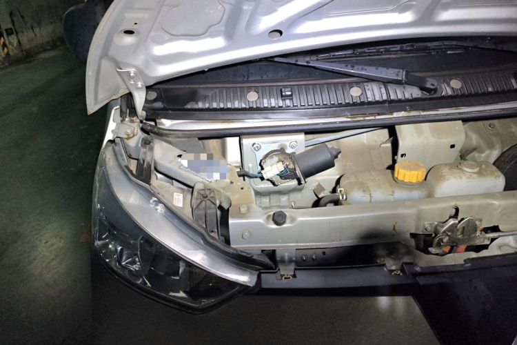 Used Wuling EV50 2021 Van Logistics Vehicle Lishen 41.6kWh Tongyu Electric Control System Engine Bay Right