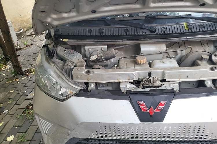 Used Wuling EV50 2021 Van Logistics Vehicle Lishen 41.6 kWh Electric Control System Engine Bay Right