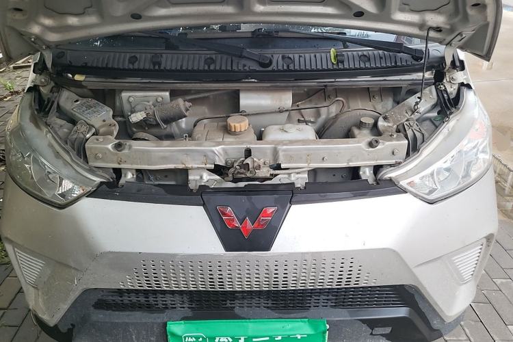Used Wuling EV50 2021 Van Logistics Vehicle Lishen 41.6 kWh Electric Control System Engine Bay