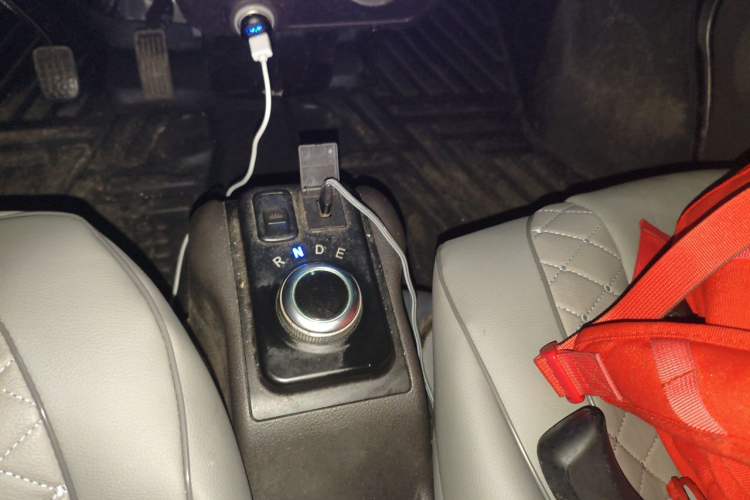 Used Wuling EV50 2021 Van Logistics Vehicle - Huishitong Ningde 41.86 kWh Inovance 2nd-Generation Electric Control System Gear Lever