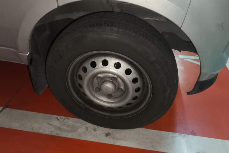 Used Wuling EV50 2021 5-Seater Version Ningde 41.86 kWh Right Front Wheel Hub