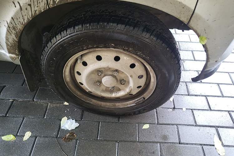 Used Wuling EV50 2021 Van Logistics Vehicle Lishen 41.6 kWh Electric Control System Right Front Wheel Hub