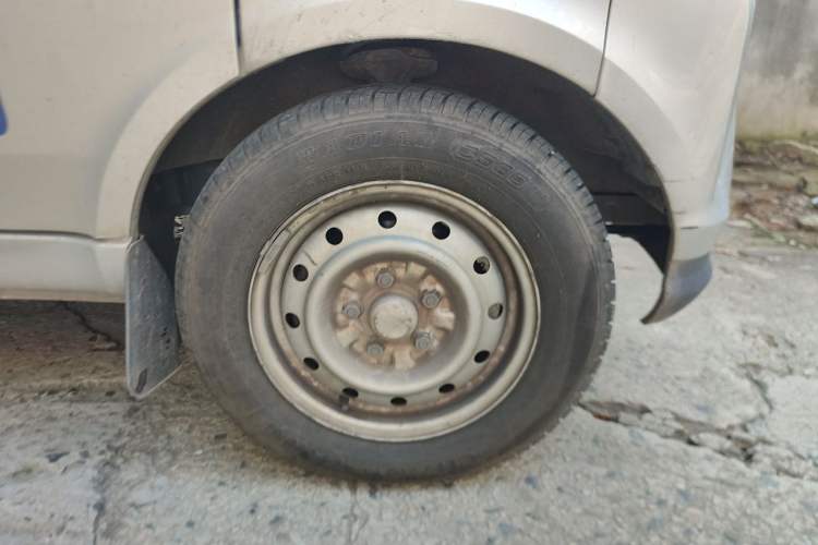 Used Wuling EV50 2021 Van Logistics Vehicle - Huishitong Ningde 41.86 kWh Inovance 2nd-Generation Electric Control System Right Front Wheel Hub