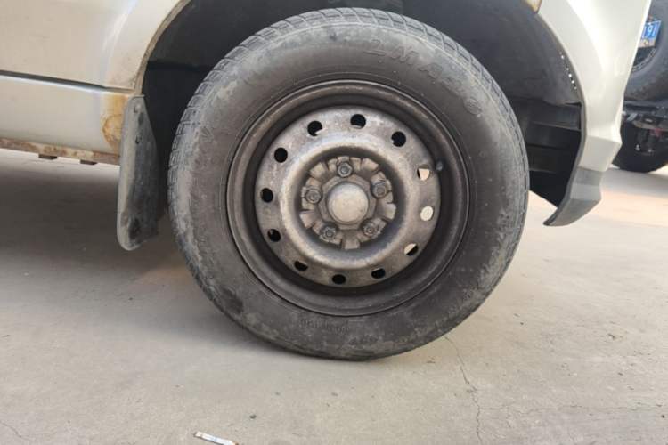 Used Wuling EV50 2021 Van Logistics Vehicle - Huishitong Penghui 43.2kWh Inovance 2nd-Generation Electric Control System Right Front Wheel Hub