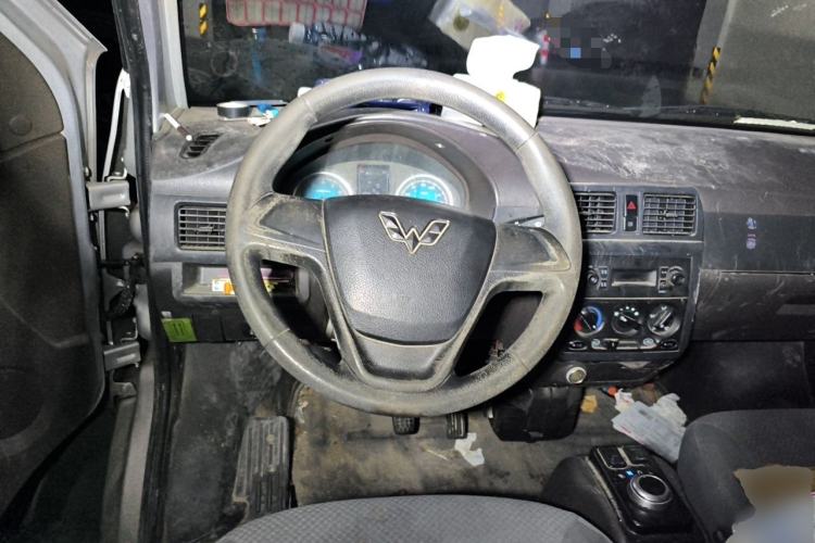 Used Wuling EV50 2021 Van Logistics Vehicle Lishen 41.6kWh Tongyu Electric Control System Steering Wheel