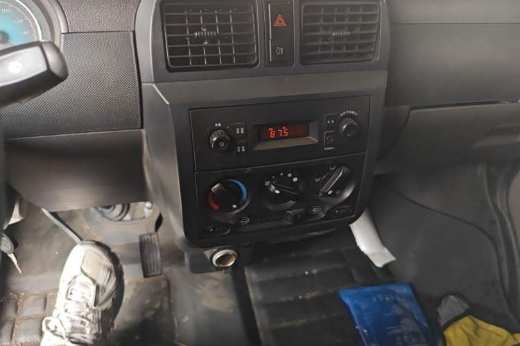 Used Wuling EV50 2021 Van Logistics Vehicle Lishen 41.6 kWh Electric Control System Audio And AC Panel