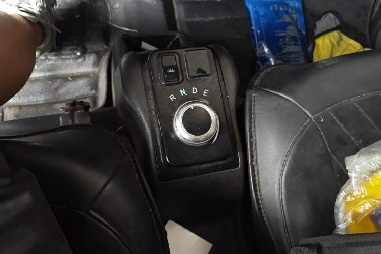 Used Wuling EV50 2021 Van Logistics Vehicle Lishen 41.6 kWh Electric Control System Gear Lever