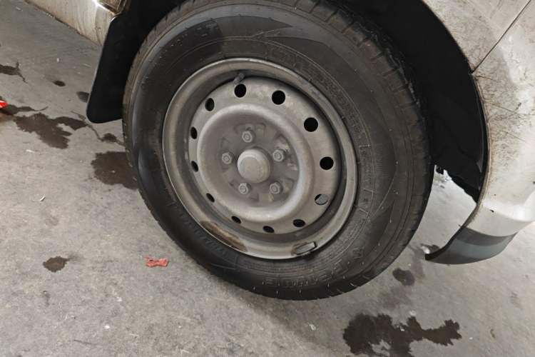 Used Wuling EV50 2021 Van Logistics Vehicle Lishen 41.6 kWh Electric Control System Right Front Wheel Hub