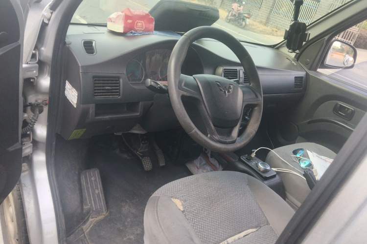 Used Wuling EV50 2022 Affordable Model Anchi with 35.904 kWh Center Console