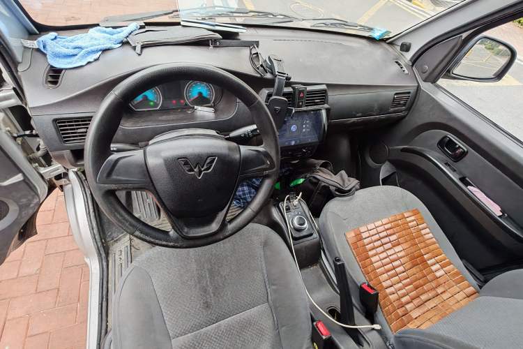 Used Wuling EV50 2022 Affordable Model Anchi with 35.904 kWh Center Console