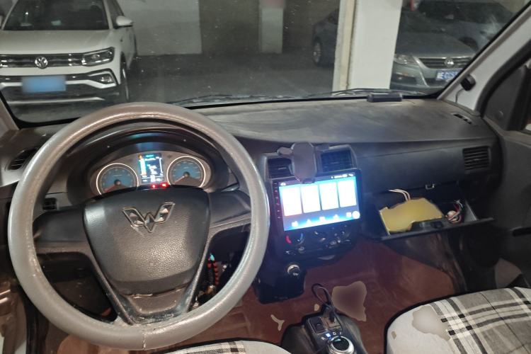Used Wuling EV50 2022 Affordable Model Anchi with 35.904 kWh Center Console