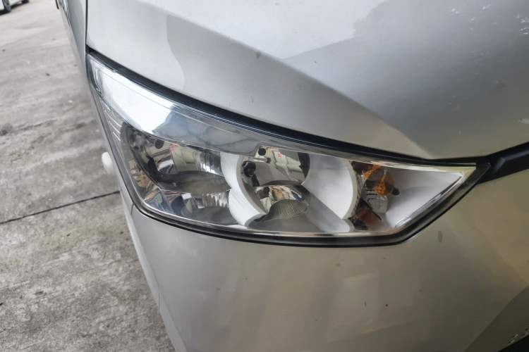 Used Wuling EV50 2022 Affordable Model Anchi with 35.904 kWh Right Front Headlight