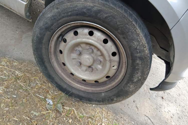 Used Wuling EV50 2022 Edition Premium Model – Guoxuan 40.55 kWh Right Front Wheel Hub