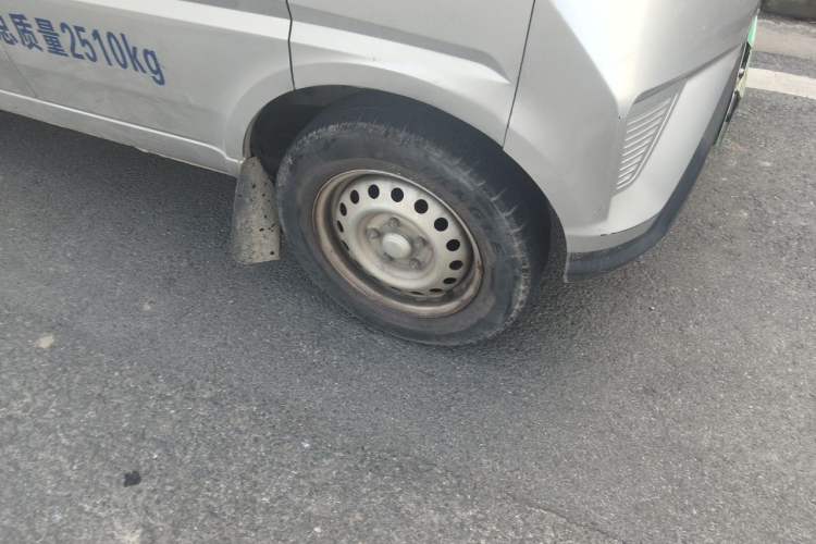 Used Wuling EV50 2022 Affordable Model Anchi with 35.904 kWh Right Front Wheel Hub