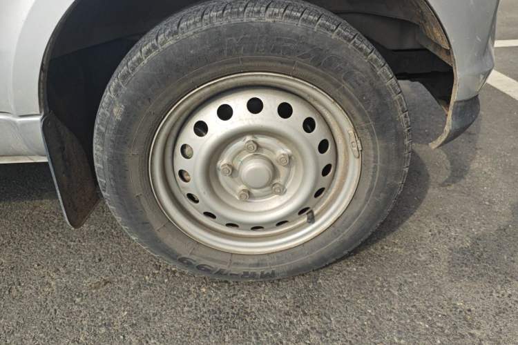 Used Wuling EV50 2022 Affordable Model Anchi with 35.904 kWh Right Front Wheel Hub