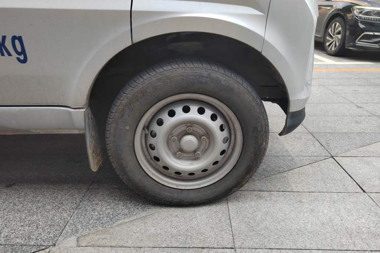 Used Wuling EV50 2022 Edition Premium Model – Guoxuan 40.55 kWh Right Front Wheel Hub