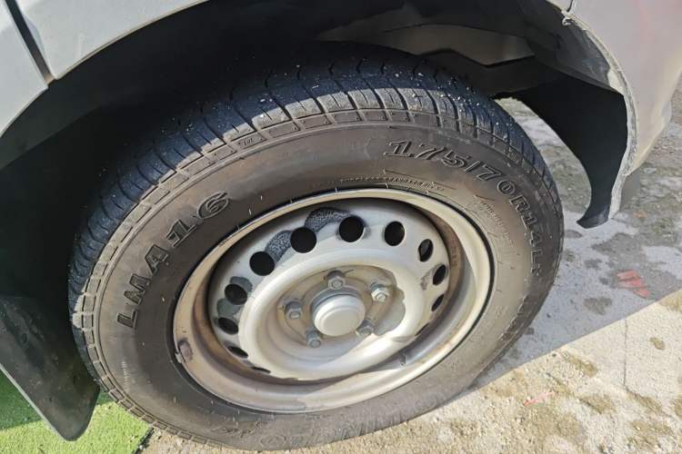Used Wuling EV50 2022 Affordable Model Anchi with 35.904 kWh Right Front Wheel Hub