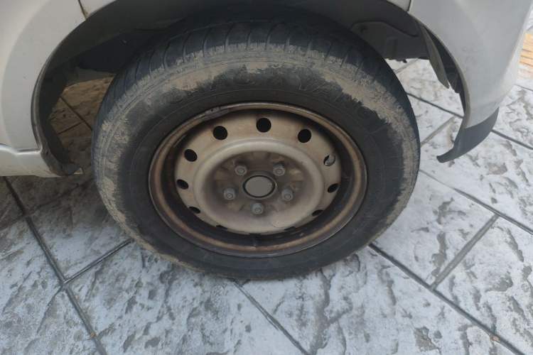 Used Wuling EV50 2022 Edition Premium Model – Guoxuan 40.55 kWh Right Front Wheel Hub
