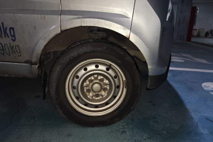 Used Wuling EV50 2022 Affordable Model Anchi with 35.904 kWh Right Front Wheel Hub