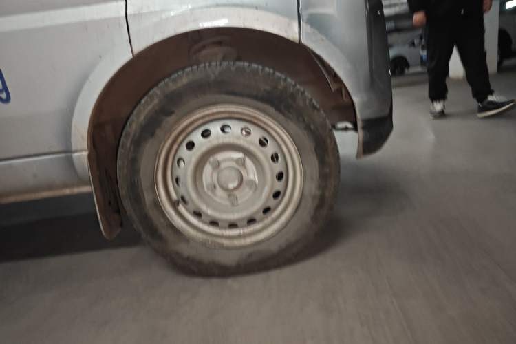 Used Wuling EV50 2022 Affordable Model Anchi with 35.904 kWh Right Front Wheel Hub