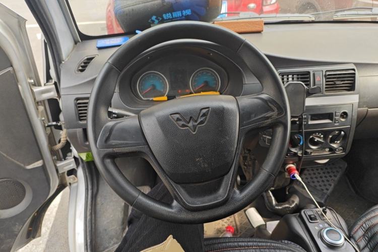 Used Wuling EV50 2022 Affordable Model Anchi with 35.904 kWh Steering Wheel