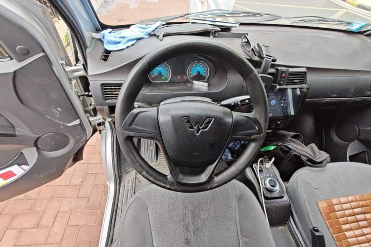 Used Wuling EV50 2022 Affordable Model Anchi with 35.904 kWh Steering Wheel