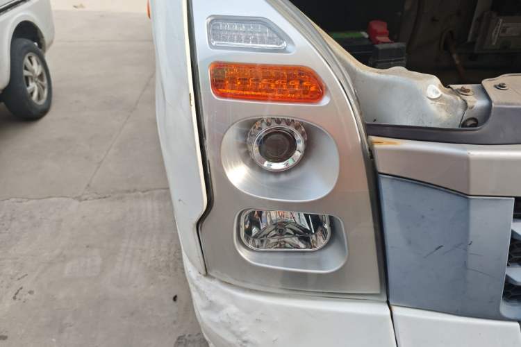Used Wuling EV80 2022 Closed-Box Cargo Van Right Front Headlight