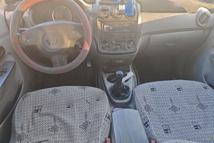 Used Wuling Hongguang 2010 1.2L Base Version China IV Standard Center Console