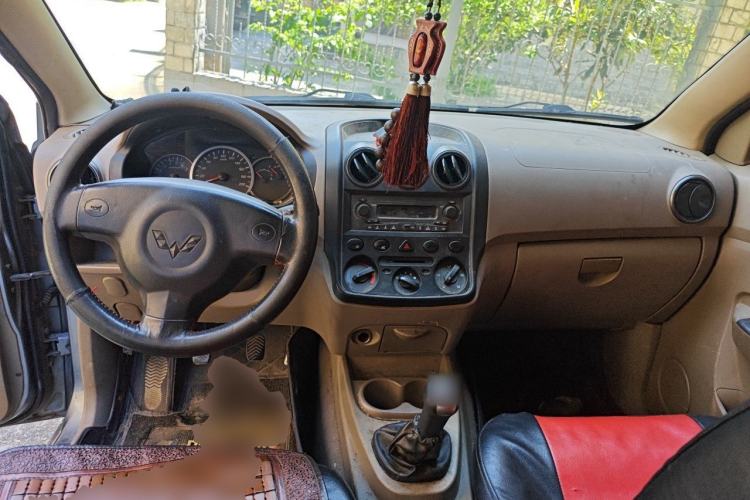 Used Wuling Hongguang 2010 1.2L Standard Version China IV Center Console