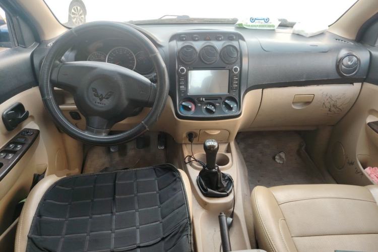 Used Wuling Hongguang 2010 1.4L Luxury Model Center Console