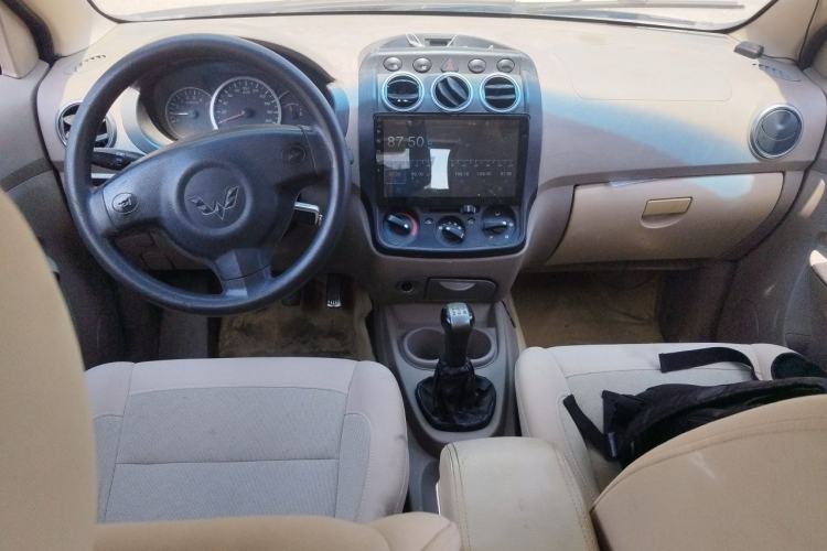 Used Wuling Hongguang 2010 1.2L Standard Version China IV Center Console