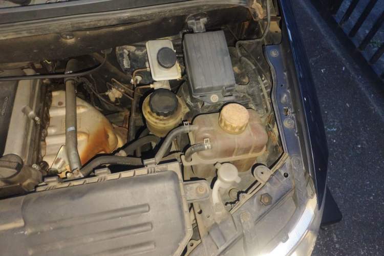 Used Wuling Hongguang 2010 1.2L Standard Version China IV Engine Bay Left