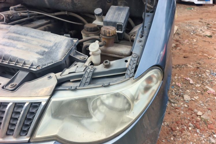 Used Wuling Hongguang 2010 1.2L Comfort Edition China IV Engine Bay Left