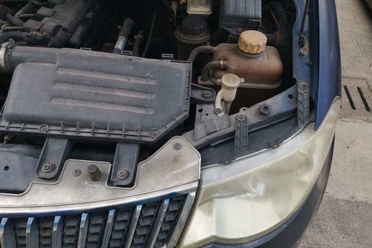 Used Wuling Hongguang 2010 1.4L Luxury Model Engine Bay Left