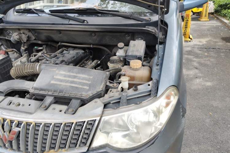 Used Wuling Hongguang 2010 1.4L Luxury Model Engine Bay Left