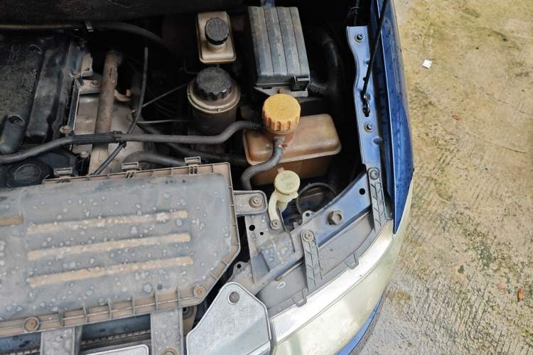 Used Wuling Hongguang 2010 1.4L Comfort Version Engine Bay Left